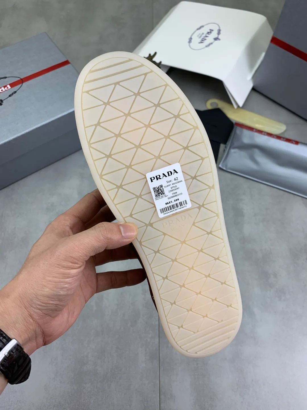 Men's shoes 💰P540💰【New model】The hot model is on the official website, 🆘 The trendy brand (Prada) mainly promotes the hot model, the avant-garde and versatile fashion men's shoes are privately modeled, the cowhide surface is spliced 1:1.. The fashion is simple, the original imported cowhide lining and the cowhide feet; the atmosphere and personality are more fashionable, eye-catching and pursuing class. It will subvert the old idea and be a must-have for fashion trendsetters with you! Must keep it for yourself! Tall and comfortable, large and low, high-end quality workmanship. Size: 38-45; 3️⃣colors available.